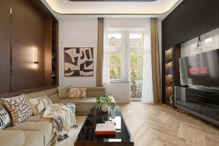 Art-Filled Designer Flat Near Opera & Andrássy Ave - 0