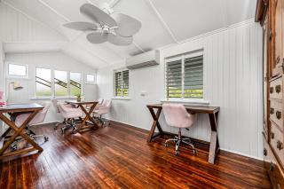 Townsville Upstairs Queenslander Retreat - 2