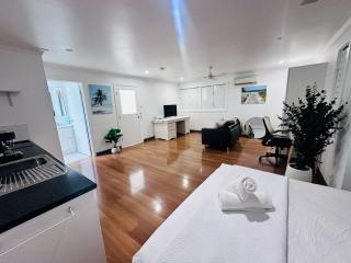 Townsville Spacious Granny Flat style apartment- F - 2