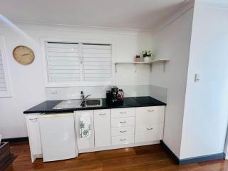 Townsville Spacious Granny Flat style apartment- F - 9