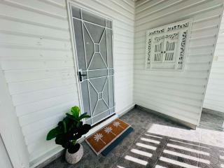 Townsville Spacious Granny Flat style apartment- F - 5
