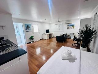 Townsville Spacious Granny Flat style apartment- F - 4