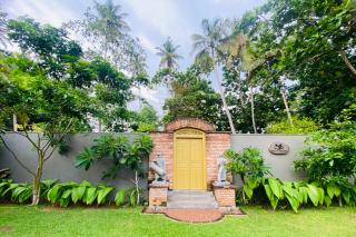 The Smiling Leaf Private Lakefront Villa with Pool - 9