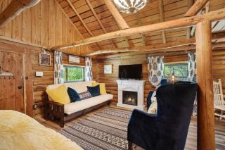 Log cabin-Kitchen-Front porch-Queen-The Velvet Rooster - 9