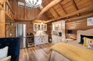 Log cabin-Kitchen-Front porch-Queen-The Velvet Rooster - 7