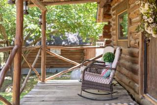 Log cabin-Kitchen-Front porch-Queen-The Velvet Rooster - 5