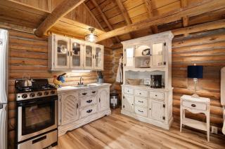 Log cabin-Kitchen-Front porch-Queen-The Velvet Rooster - 4