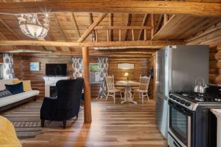 Log cabin-Kitchen-Front porch-Queen-The Velvet Rooster - 3