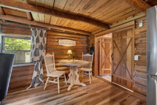 Log cabin-Kitchen-Front porch-Queen-The Velvet Rooster - 2