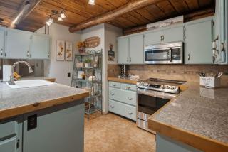 Log cabin-King-Soaring Ceiling-Full kitchen-The Cuddly Cow - 2