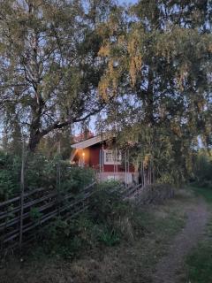 Litet gårdshus med utsikt över ängar och sjö - 0