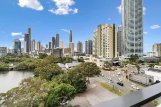 Gold Coast Riverfront Penthouse with City Views - 4