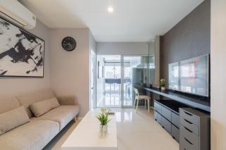 Downtown Spacious Luxury Condo BKK- 5 mins BTS - 8