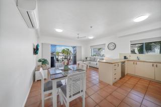 Waterfront Retreat 2 Bedroom Apartment plus Pool - 4