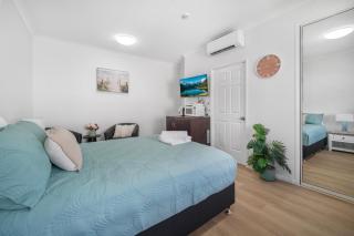 Waterfront Retreat 2 Bedroom Apartment plus Pool - 3