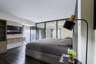 Spacious Luxury Loft Condo- Super Views! 5 min BTS - 2