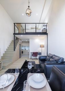 High Rise Luxury Loft-Gym-Pool-Fast Wi-Fi - 3