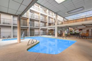 Ramada by Wyndham Tulsa Broken Arrow - 2