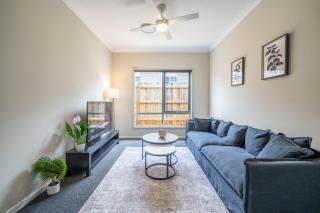 Silky Oak Stay - Brand New House in Griffin - Holiday Home - 0