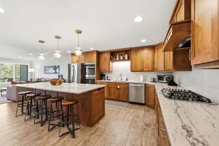 Snowcap Lodge Spacious Townhome with Hot Tub - 2