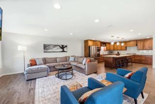 Snowcap Lodge Spacious Townhome with Hot Tub - 4