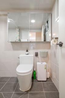 Stay Jung near Olympic Park and COEX 30 min Gwanghwamun 45 min and Traditional Market Subway Bus within 5 min Accommodation for 6 people - 4