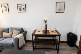The Newnham Retreat - 3 BR - Parking - Wi-Fi - Lockbox - Centrally Located - 4