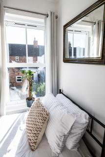 The Newnham Retreat - 3 BR - Parking - Wi-Fi - Lockbox - Centrally Located - 3