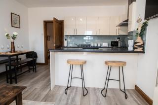 The Newnham Retreat - 3 BR - Parking - Wi-Fi - Lockbox - Centrally Located - 2