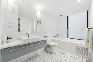 Executive Edge City 2 Bed Apartment with Car park - Adelaide - 2