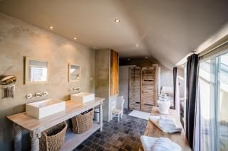 Swimming pool, hot tub & wellness - 4