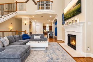 Artsy 3-Story Townhouse Near the Galleria Area! - 9