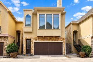 Artsy 3-Story Townhouse Near the Galleria Area! - 8
