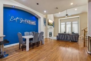 Artsy 3-Story Townhouse Near the Galleria Area! - 6