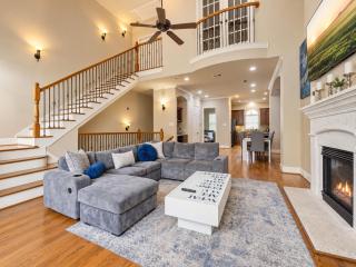 Artsy 3-Story Townhouse Near the Galleria Area! - 4