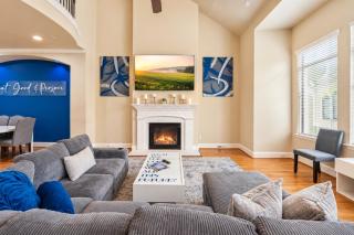 Artsy 3-Story Townhouse Near the Galleria Area! - 3