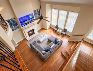 Artsy 3-Story Townhouse Near the Galleria Area! - 2
