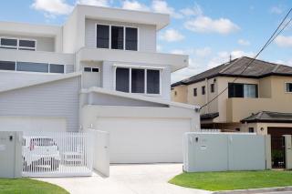 Luxury Tri-Level Duplex in Mermaid Beach - CoastHM - 4