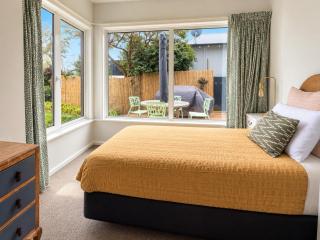 Family House With Hot Tub And Parking Christchurch - 6