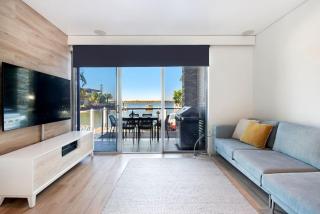 Waterfront Oasis in Runaway Bay - CoastHM - 5