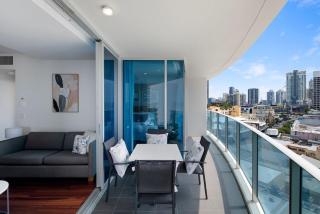 Deluxe Two Bedroom Hilton Apartment - CoastHM - 7