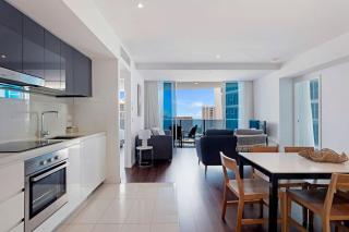 Deluxe Two Bedroom Hilton Apartment - CoastHM - 6