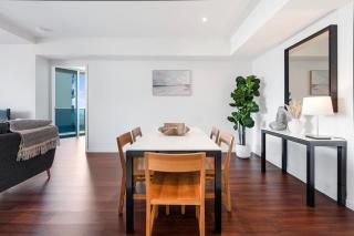 Deluxe Two Bedroom Hilton Apartment - CoastHM - 5