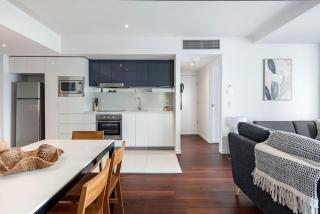 Deluxe Two Bedroom Hilton Apartment - CoastHM - 2
