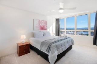 Spacious 3 Bedroom Apartment in Surfers Paradise - CoastHM - 6