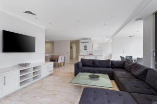 Spacious 3 Bedroom Family Apartment - CoastHM - 9