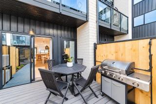 Downtown Bliss - 4-BR Retreat Amidst the Cityscape - 7
