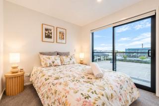 Downtown Bliss - 4-BR Retreat Amidst the Cityscape - 6