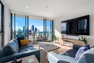 2 Bedroom Broadbeach Stay Walk to Beach - CoastHM - 9