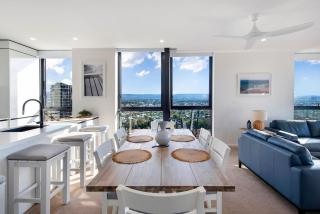 2 Bedroom Broadbeach Stay Walk to Beach - CoastHM - 4